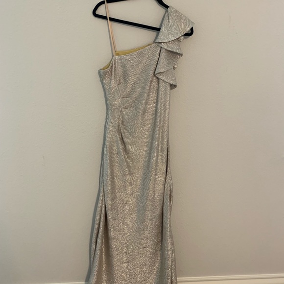 Adriana Papell silver one shoulder gown - Picture 5 of 6